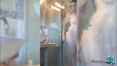 Barn með safaríkan rass fróar sér í sturtu